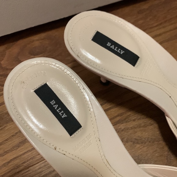 Worn once Bally ivory sandals with leather knot - Picture 4 of 6